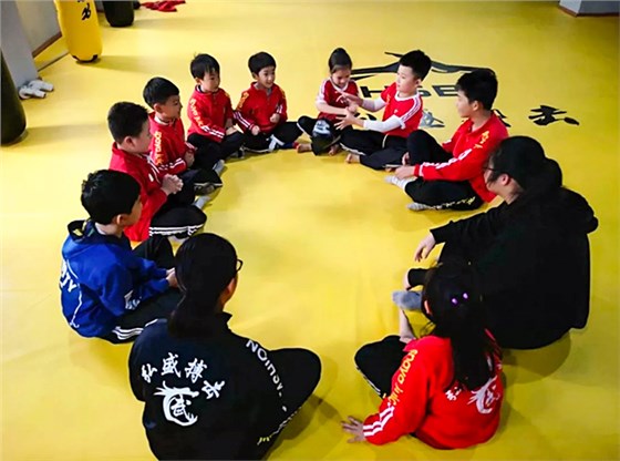为什么要让练习武术散打的孩子参加表演和比赛？