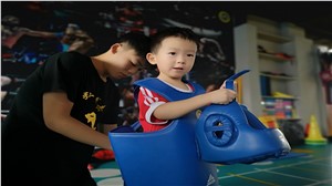 弘盛搏击小编认为:孩子学习压力大，不如让参加自由搏击培训帮你“打”出来！