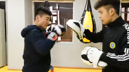万福教练指导成人自由搏击训练