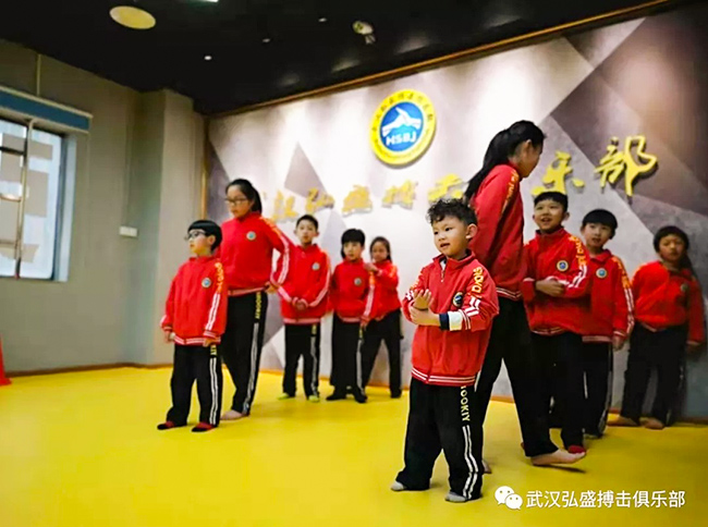 两会期间全国政协委员提议：用武术进校园来提振中国孩子的“精气神”！