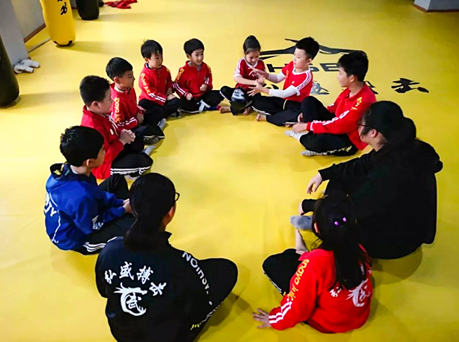 为什么要让练习武术散打的孩子参加表演和比赛？