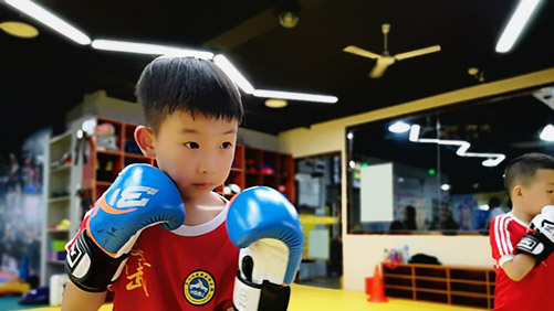 自古英雄出少年 崇文尚武我少年 搏击健身 向健康敬礼！武汉弘盛搏击俱乐部