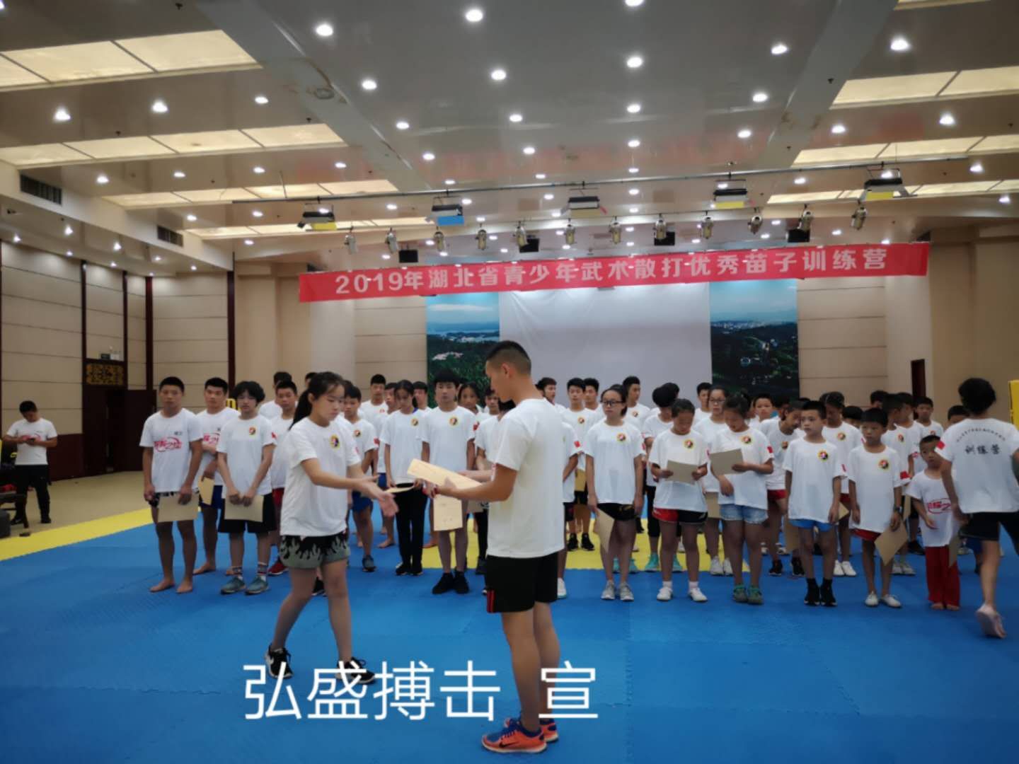 练习武术散打能带来强壮的体魄和拼搏的精神，这是陪伴孩子一生的财富！